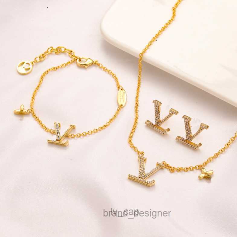 Pendant Necklaces Bracelet Earrings Necklace Womens Brand Earrings Designers Letter Ear Stud Bracelet Necklace Plated Crystal Geometric Earring for Wedding
