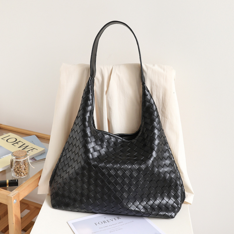 Korean Casual Large Capacity Tote Women's Textured Soft Leather Single Shoulder Armpit Bag, Niche Versatile Woven Mother And Child Bag Trend