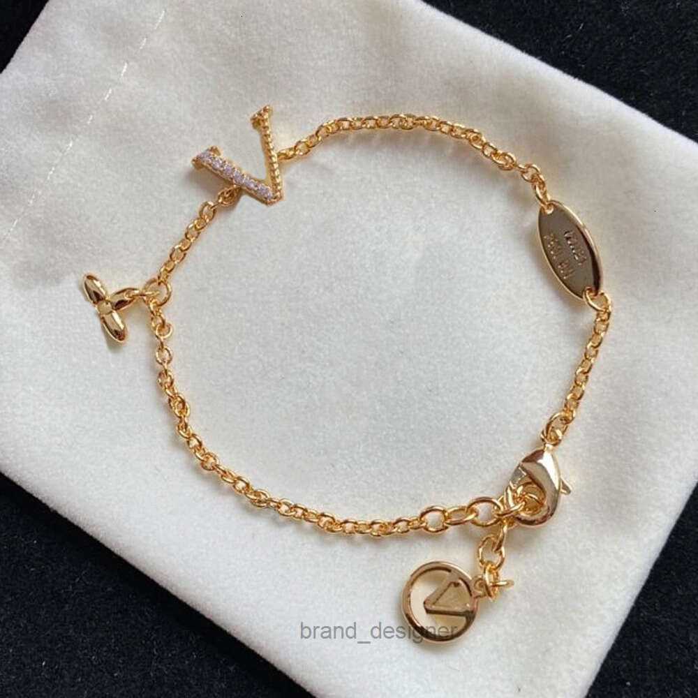 Luxury Diamond Charm Bracelet Fashion Trendy Letter V Pendant Gold Jewelry Accessories Love Gift goodgood