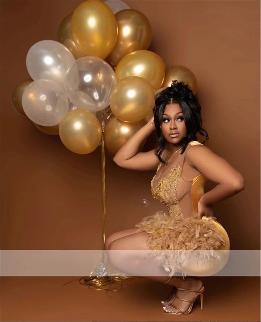 Short Mini Glitter Gold Diamonds Feather Prom Dresses 2025 Black Girls Beaded Crystal Rhinestones Birthday Party Cocktail Dress Special Occasion Gown