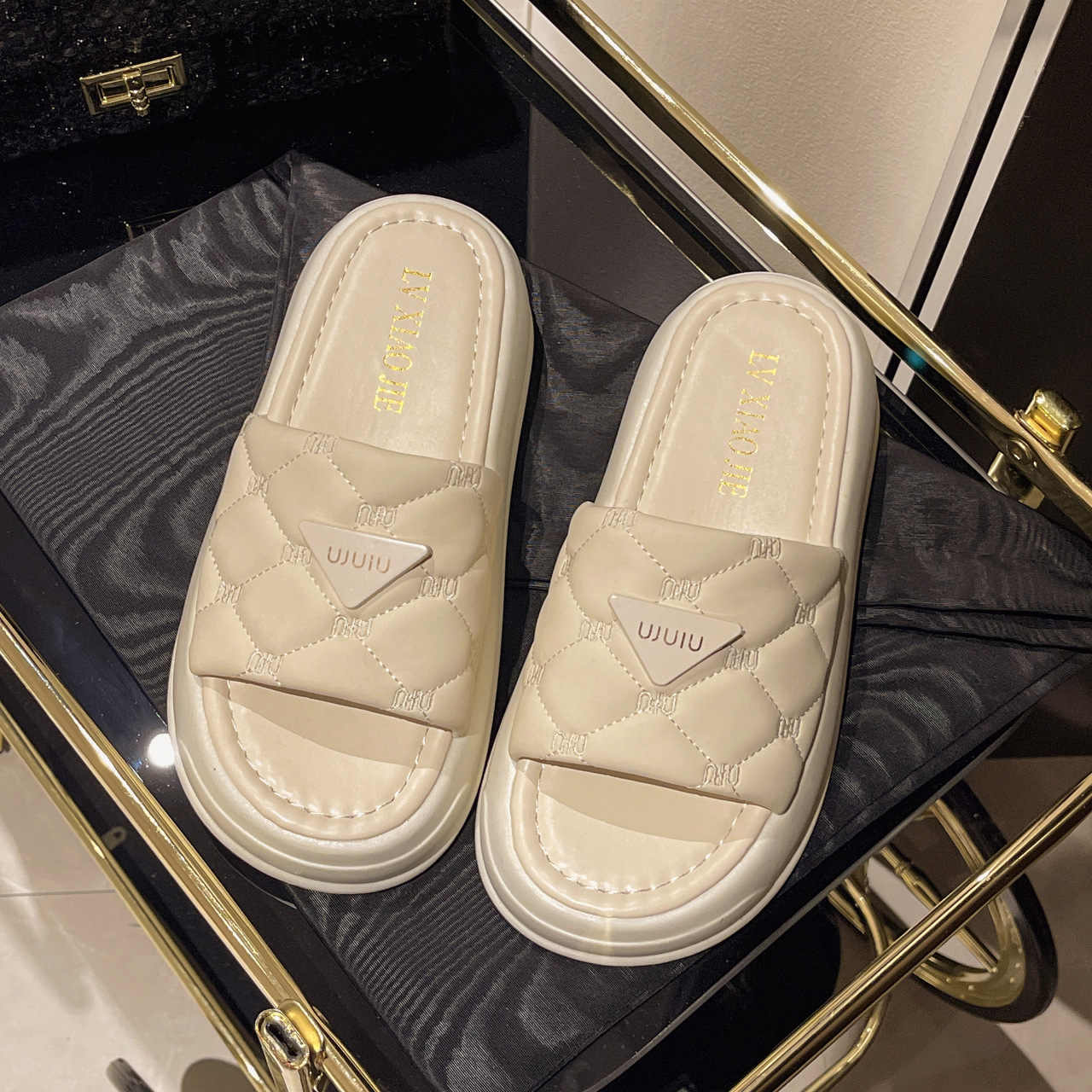 designer shoes 2025 new Women's Poop-Stepping Sensation Slippers for Spring and Summer with Advanced Design Sense Soft Sole Anti-Slip Thick Sole 