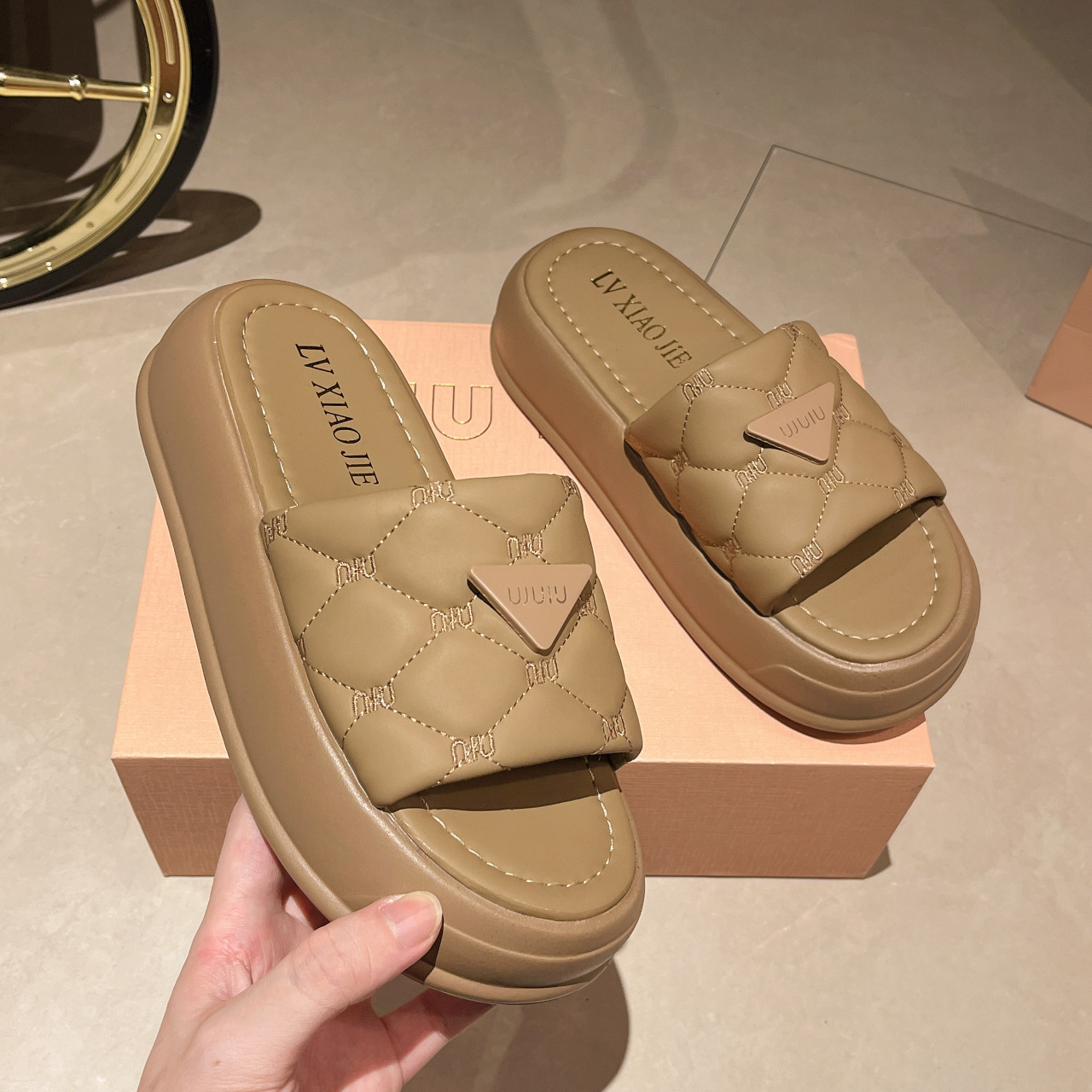 designer shoes 2025 new Women's Poop-Stepping Sensation Slippers for Spring and Summer with Advanced Design Sense Soft Sole Anti-Slip Thick Sole 