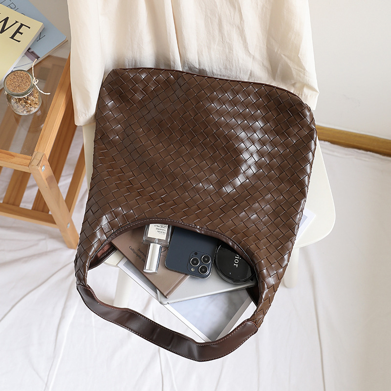 Korean Casual Large Capacity Tote Women's Textured Soft Leather Single Shoulder Armpit Bag, Niche Versatile Woven Mother And Child Bag Trend