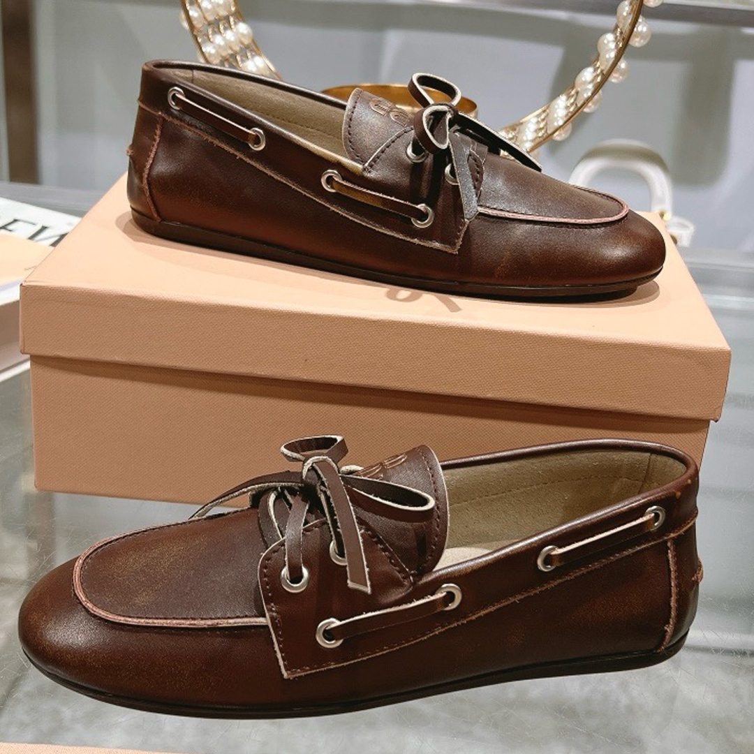 Unlined bleached leather boat shoes 5D123E SS25 fashion show new ladies loafers retro color polishing process ladies lace up casual shoes luxury brand bean shoes