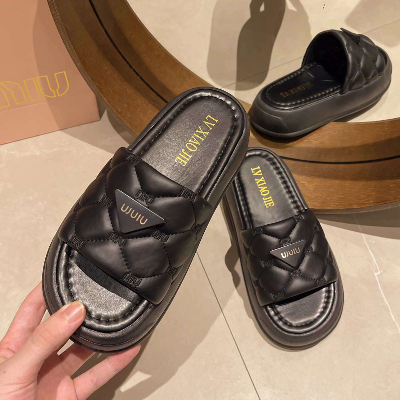 designer shoes 2025 new Women's Poop-Stepping Sensation Slippers for Spring and Summer with Advanced Design Sense Soft Sole Anti-Slip Thick Sole 
