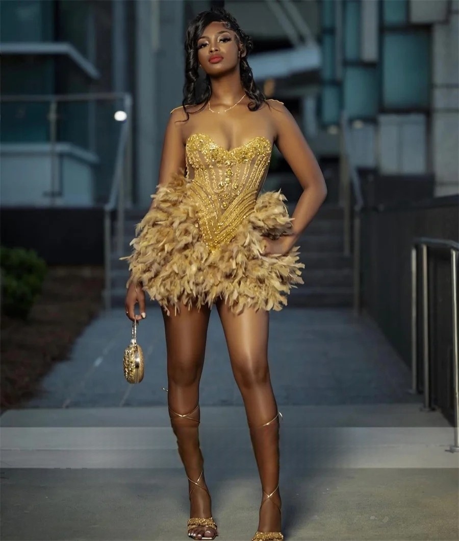 Short Mini Glitter Gold Diamonds Feather Prom Dresses 2025 Black Girls Beaded Crystal Rhinestones Birthday Party Cocktail Dress Special Occasion Gown