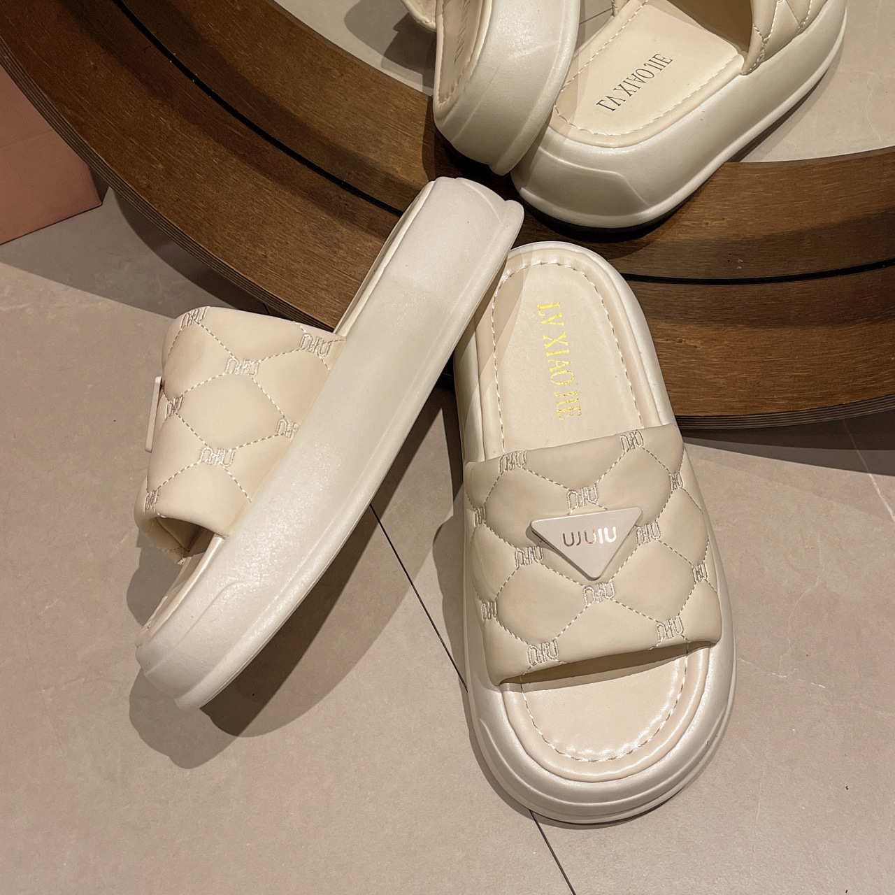 designer shoes 2025 new Women's Poop-Stepping Sensation Slippers for Spring and Summer with Advanced Design Sense Soft Sole Anti-Slip Thick Sole 