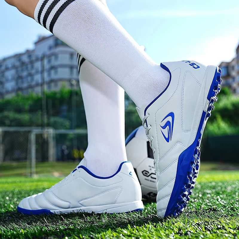 Professional Black Men Soccer Shoes Adult Kids Football Sneakers Indoor Futsal Shoes Ultralight Non-Slip Sport Footboot Boots Z250321