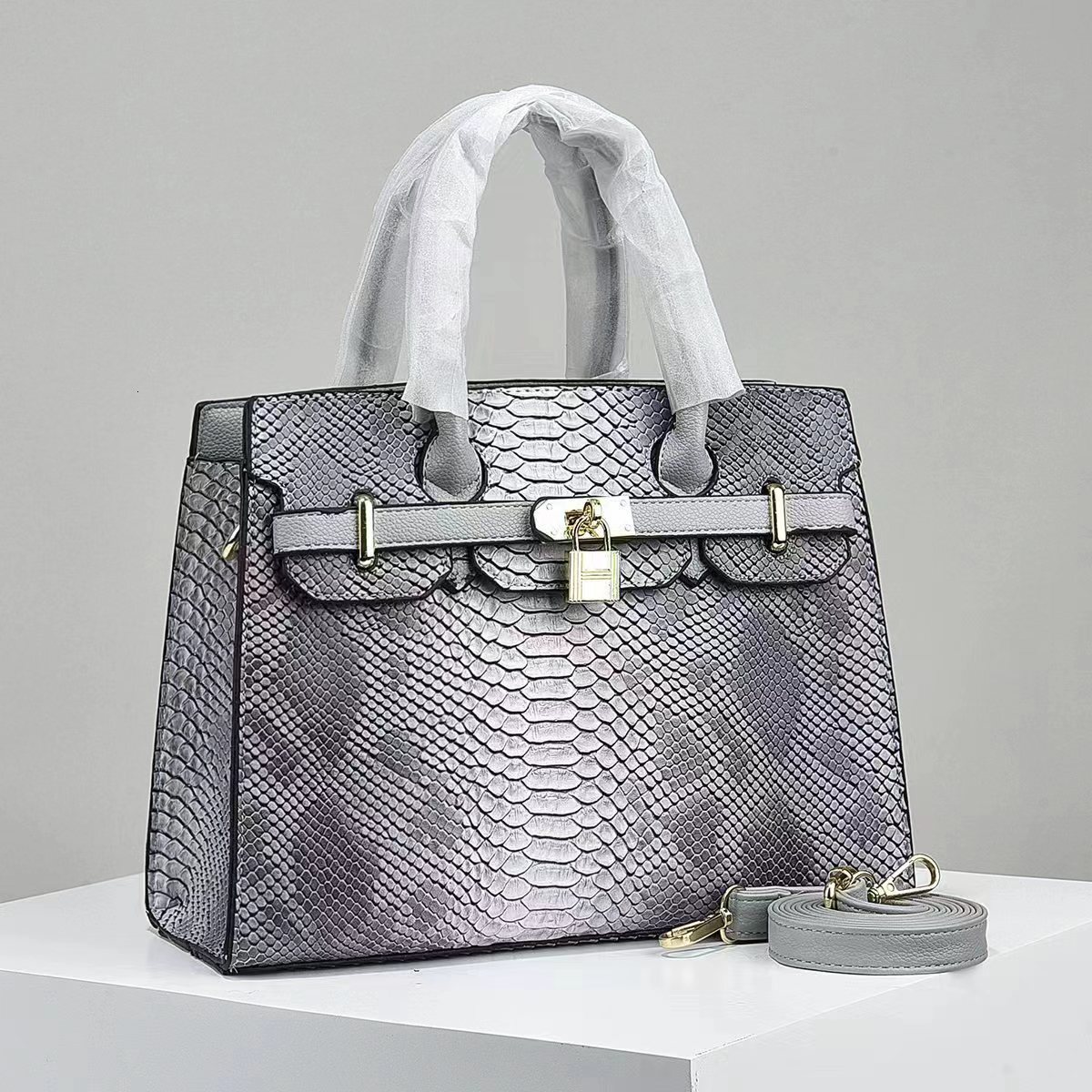 Light luxury women's bag 2025 new fashionable snake pattern large capacity single shoulder crossbody handbag
