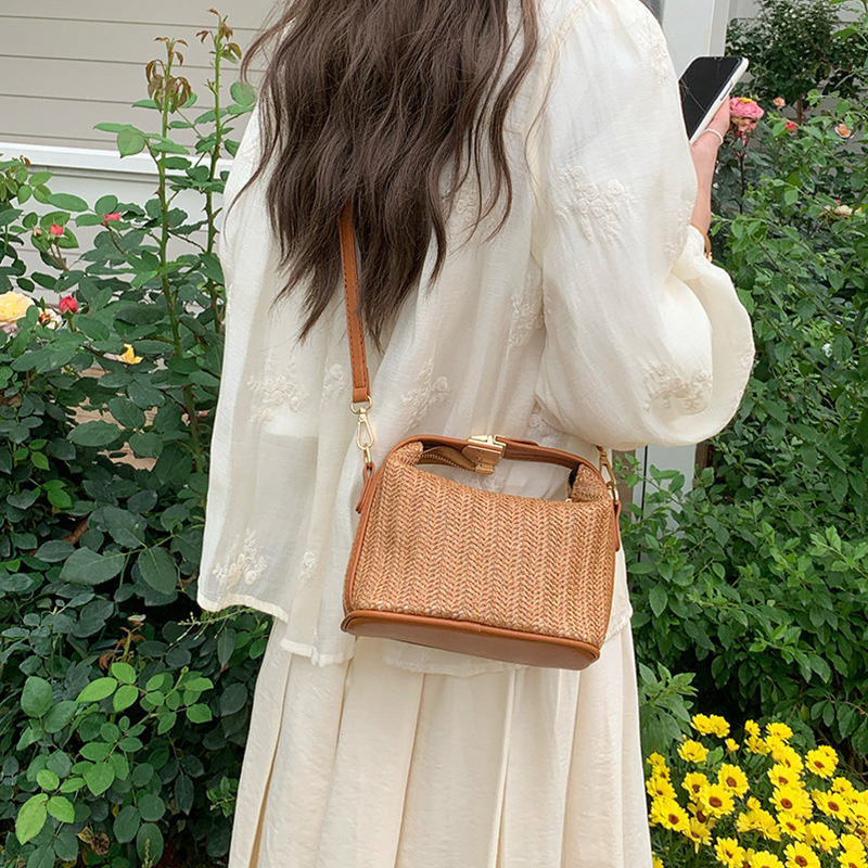 Grass woven small bag summer new casual women's hand bill shoulder crossbody bag 2025