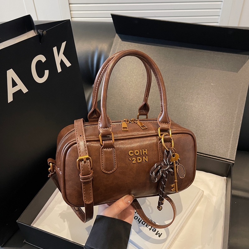 Handheld baseball women's 2025 new autumn and winter single shoulder crossbody bag, high-end pillow bag