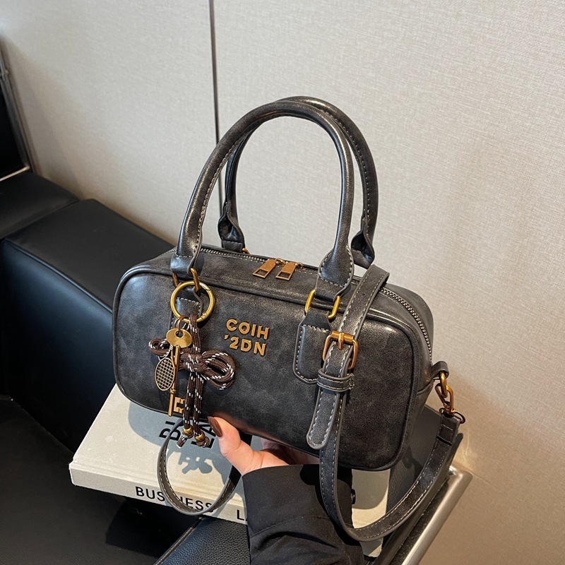 Handheld baseball women's 2025 new autumn and winter single shoulder crossbody bag, high-end pillow bag