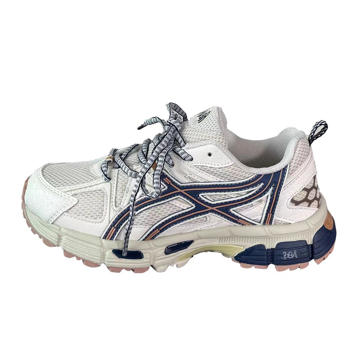 Retro style grey mesh sports shoes with a niche and chic look for both men and women Outdoor running and hiking shoes for summer outfits