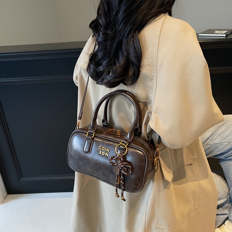 Handheld baseball women's 2025 new autumn and winter single shoulder crossbody bag, high-end pillow bag