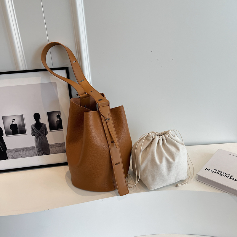 Minimalist niche Tote Bag New high-capacity commuter shoulder and underarm bag 2025s hot