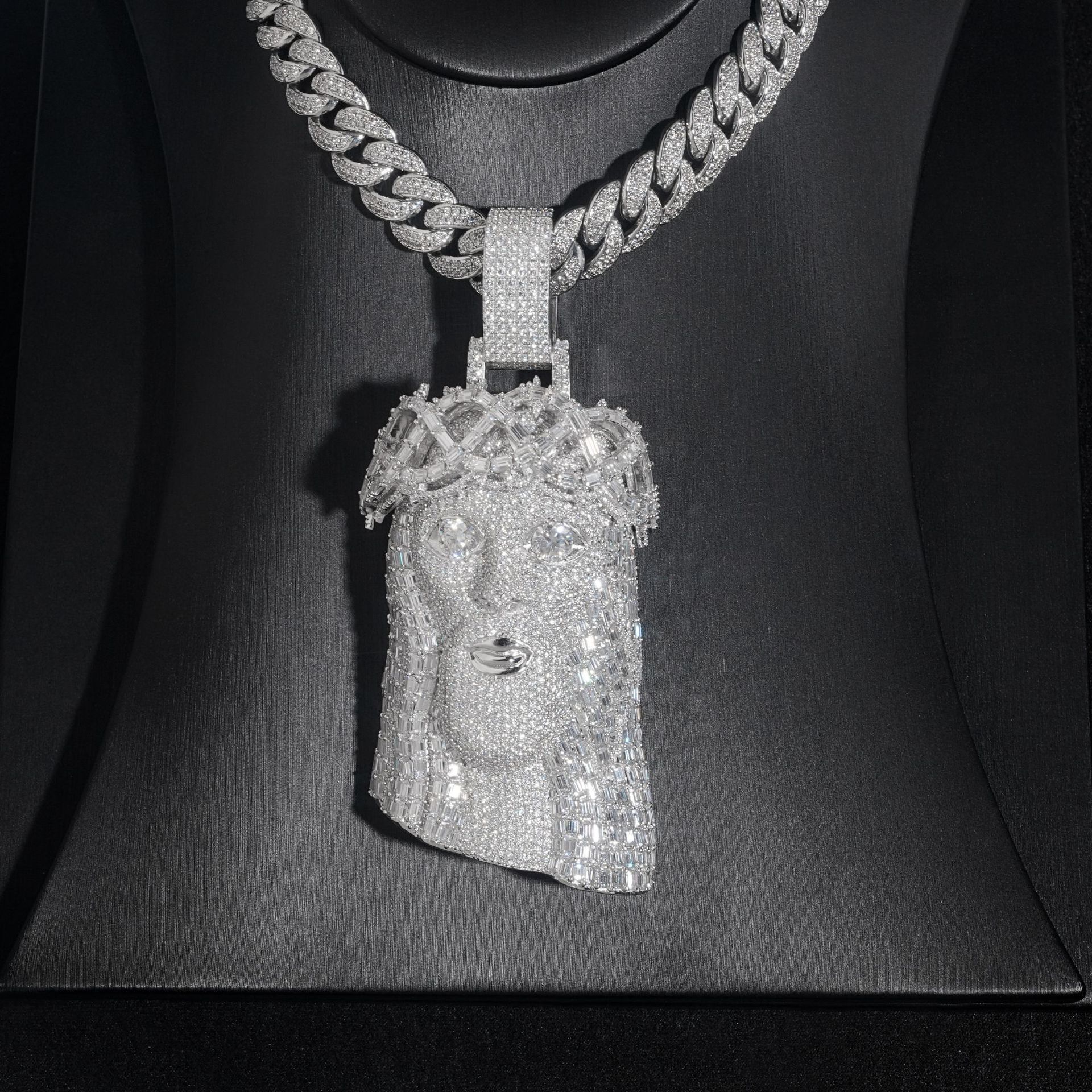 New Mens and Womens Jesus Head Hip Hop Pendant S925 Silver Mozambique Pendant Can Wear 10mm Cuban Chain