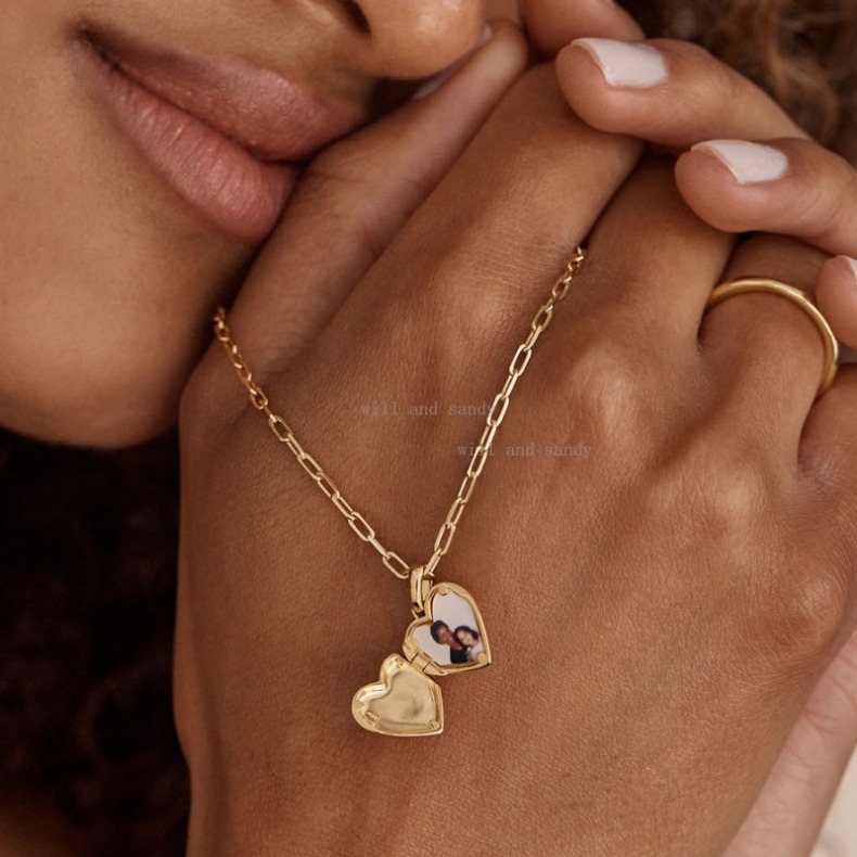 Vintage Designer Necklace 18k Gold Photo Locket Necklace Cubic Zirconia Love Heart Square Oval Pendant Locket for Woman Girls Valentine's Day Gif