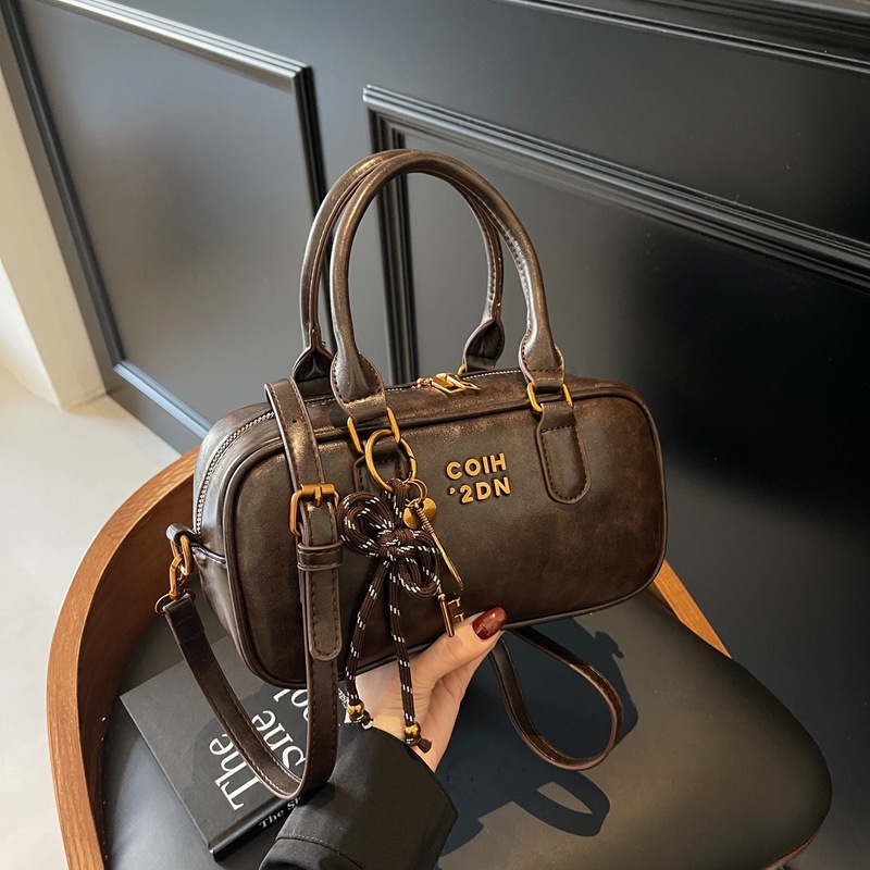 Handheld baseball women's 2025 new autumn and winter single shoulder crossbody bag, high-end pillow bag