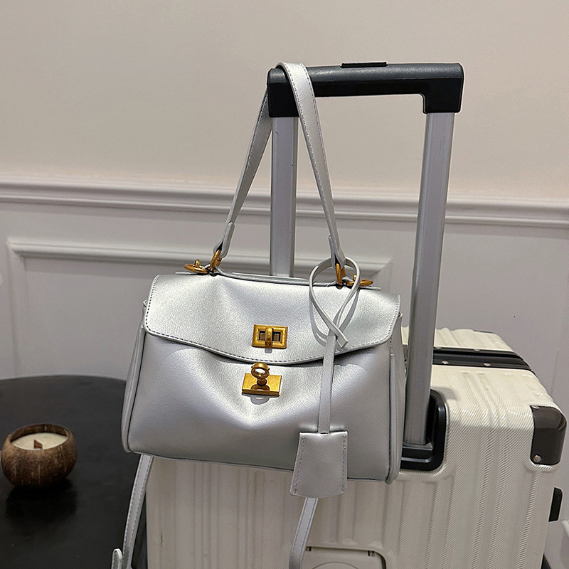 2025S Fashion Designer Women S New Large Capacity Premium Buckle Spring Shoulder Commuting Crossbody Tote Bag