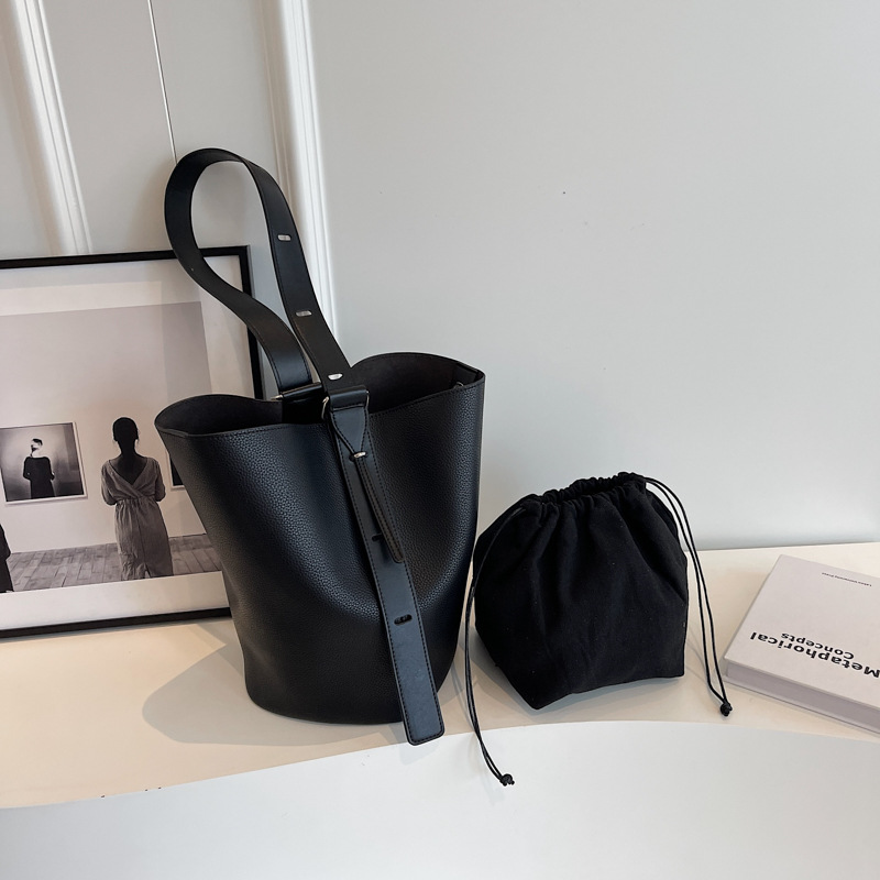 Minimalist niche Tote Bag New high-capacity commuter shoulder and underarm bag 2025s hot