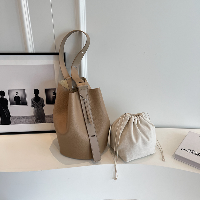 Minimalist niche Tote Bag New high-capacity commuter shoulder and underarm bag 2025s hot