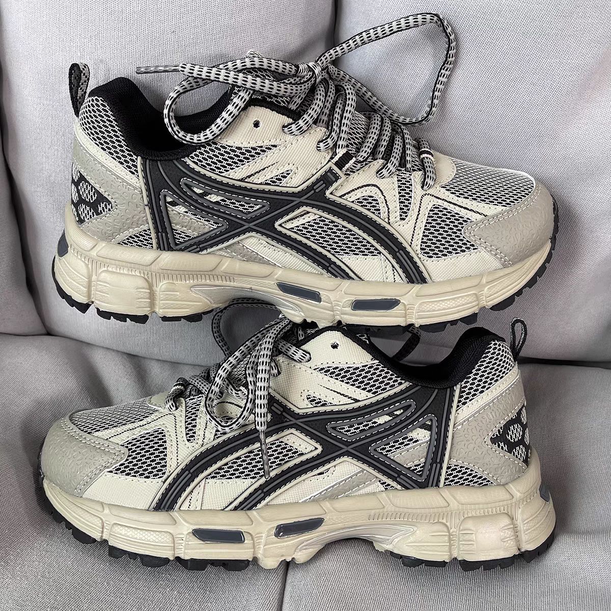 Retro style grey mesh sports shoes with a niche and chic look for both men and women Outdoor running and hiking shoes for summer outfits