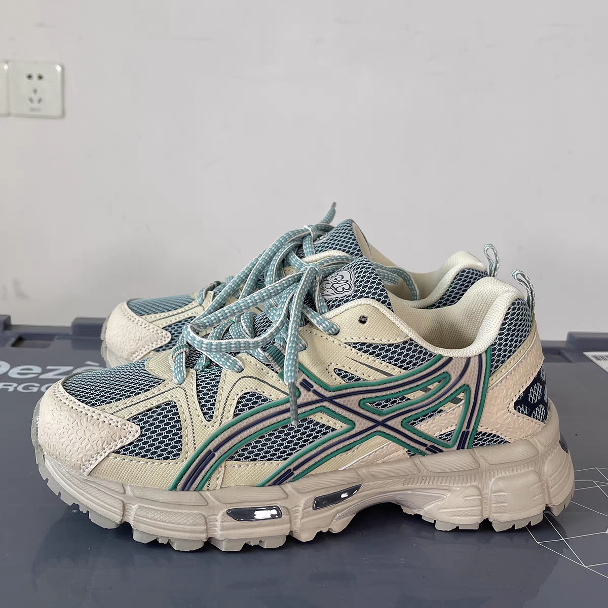 Retro style grey mesh sports shoes with a niche and chic look for both men and women Outdoor running and hiking shoes for summer outfits