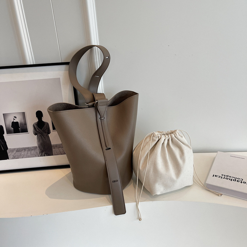 Minimalist niche Tote Bag New high-capacity commuter shoulder and underarm bag 2025s hot