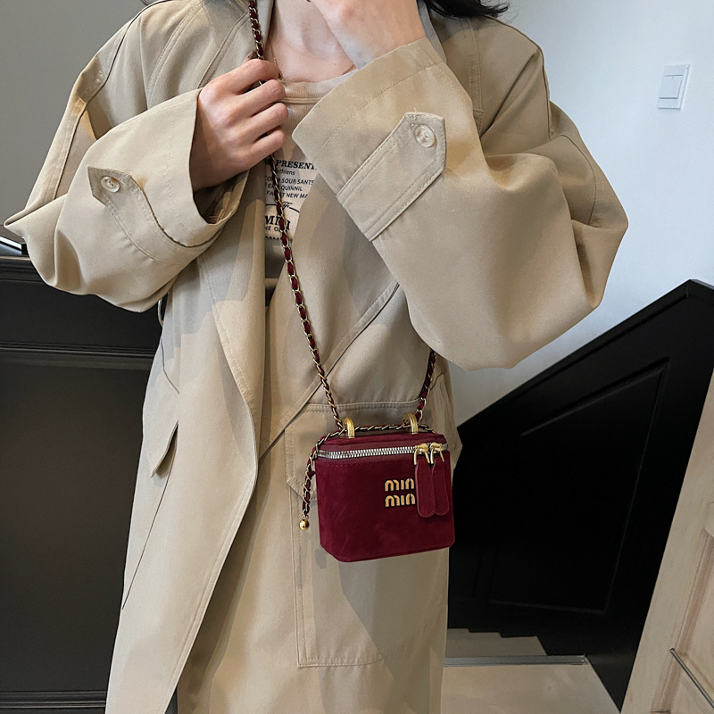 2025 Light New Style Niche Mini Women Retro New Style Frosted Chain Messenger Designer Spring And Summer Casual Mouth Red Envelope Shoulder Bag