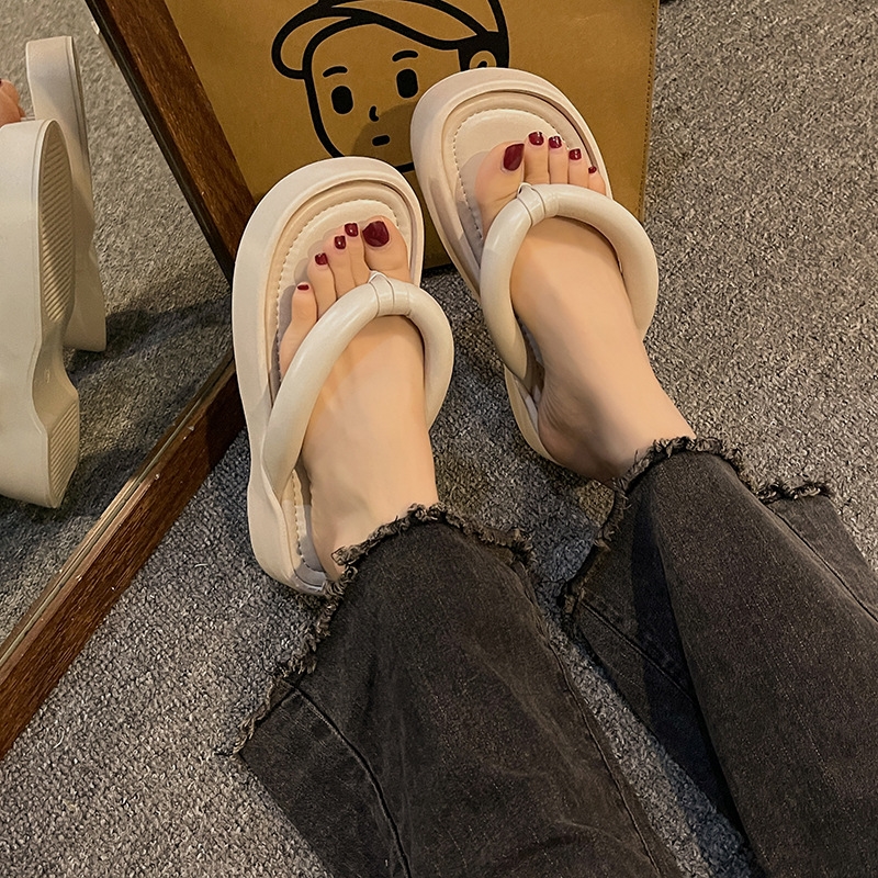 Flip flops sandal Designer Slippers free Shipping thick soled sandals External penetration Women flip flops casual beach shoes