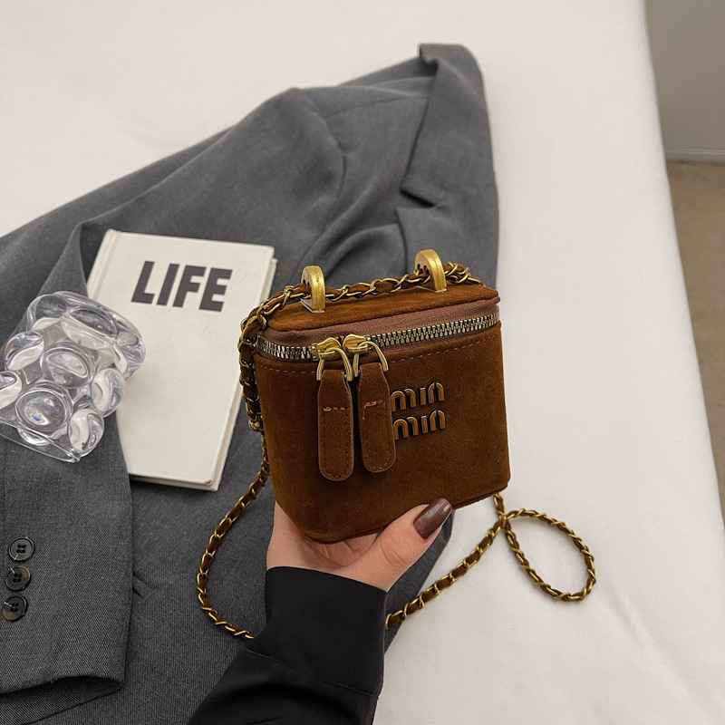 2025 Light New Style Niche Mini Women Retro New Style Frosted Chain Messenger Designer Spring And Summer Casual Mouth Red Envelope Shoulder Bag
