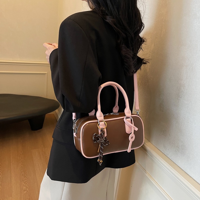 Handheld baseball women's 2025 new autumn and winter single shoulder crossbody bag, high-end pillow bag