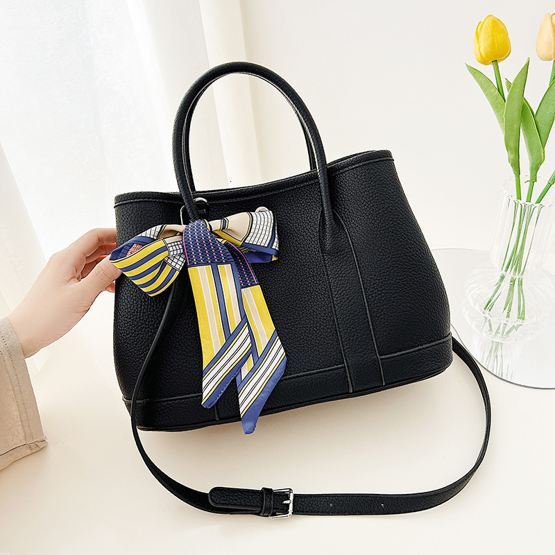 2025S Fashion Designer Garden Niche Women S Bucket Large Capacity Tote Bag Wide Strap Single Shoulder Crossbody Handbag