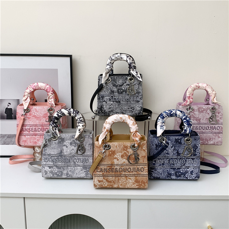 2025S Fashion Designer High Beauty Handheld For Women New Popular Crowd Design Daifei Embroidered One Shoulder Crossbody Bag