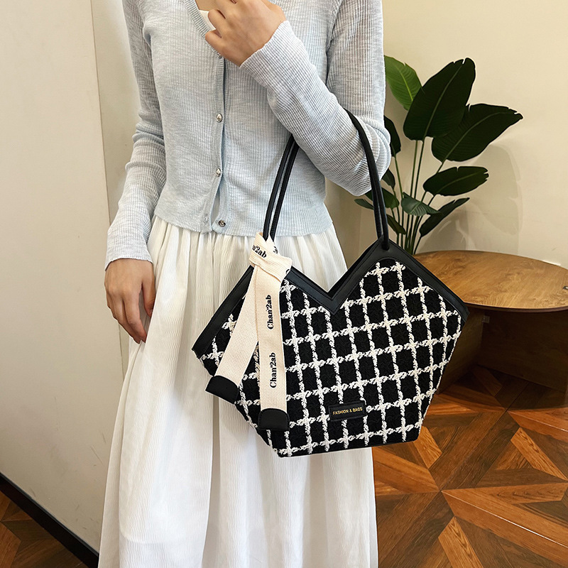 2025S Fashion Designer Large Capacity Casual Summer Texture Beautiful Class Commuting Trendy Fashion Tote Bag