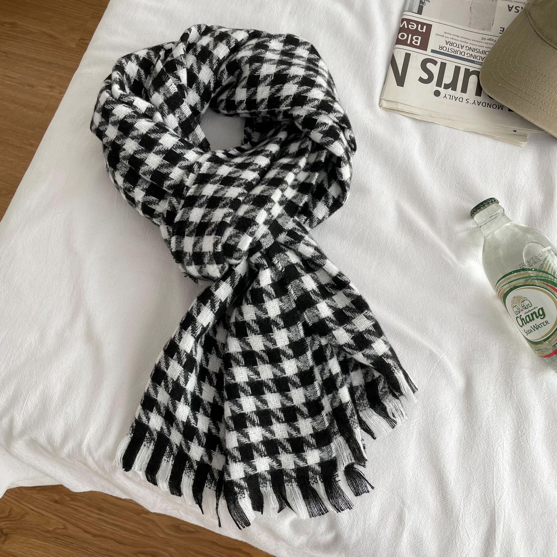 K208 Simple new classic black and white houndstooth imitation cashmere scarf women's thick warm air conditioning neck shawl neck