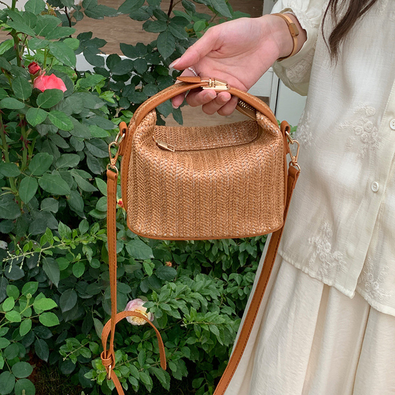 Grass woven small bag summer new casual women's hand bill shoulder crossbody bag 2025