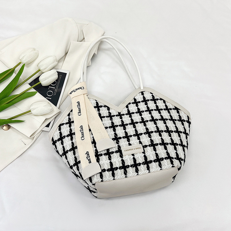 2025S Fashion Designer Large Capacity Casual Summer Texture Beautiful Class Commuting Trendy Fashion Tote Bag