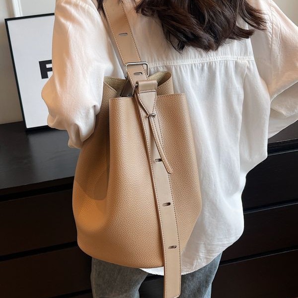 Minimalist niche Tote Bag New high-capacity commuter shoulder and underarm bag 2025