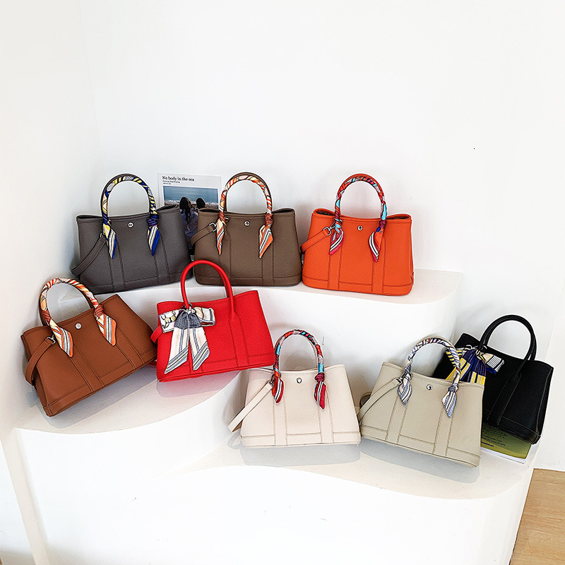 2025S Fashion Designer Garden Niche Women S Bucket Large Capacity Tote Bag Wide Strap Single Shoulder Crossbody Handbag