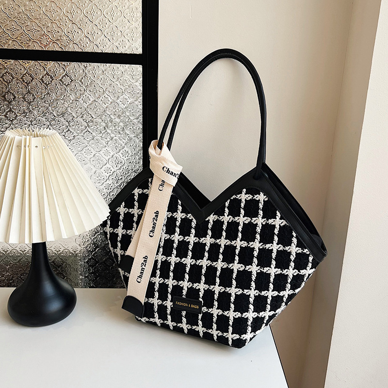 2025S Fashion Designer Large Capacity Casual Summer Texture Beautiful Class Commuting Trendy Fashion Tote Bag