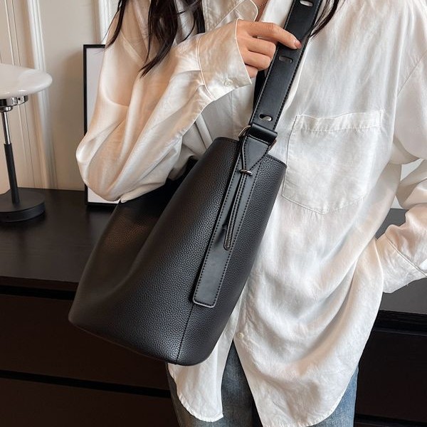 Minimalist niche Tote Bag New high-capacity commuter shoulder and underarm bag 2025s hot