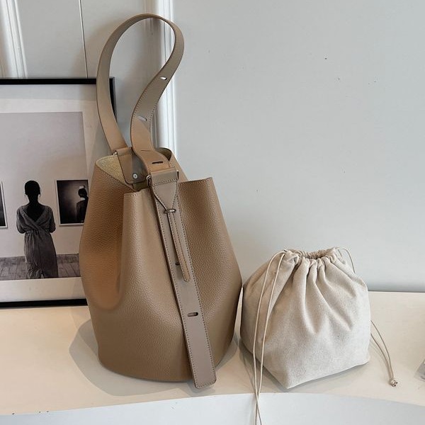 Minimalist niche Tote Bag New high-capacity commuter shoulder and underarm bag 2025s hot