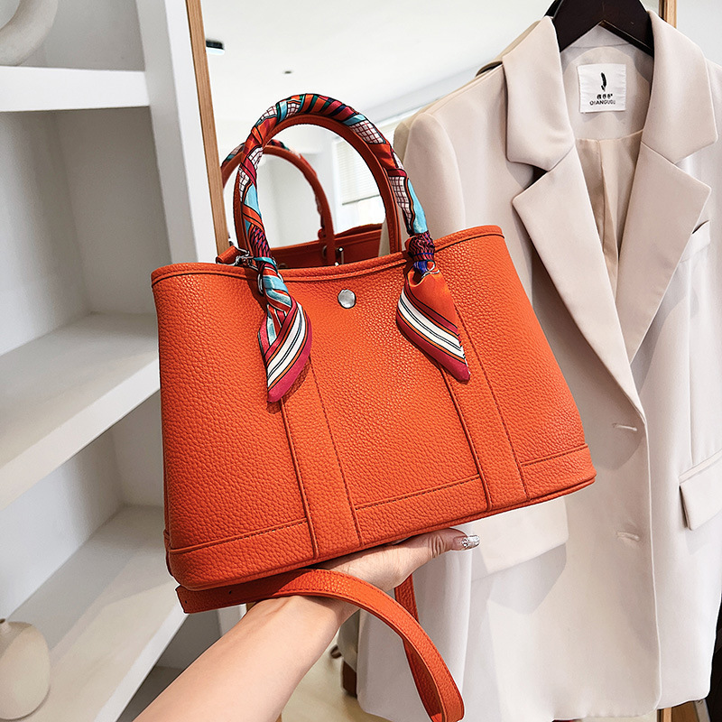 2025S Fashion Designer Garden Niche Women S Bucket Large Capacity Tote Bag Wide Strap Single Shoulder Crossbody Handbag