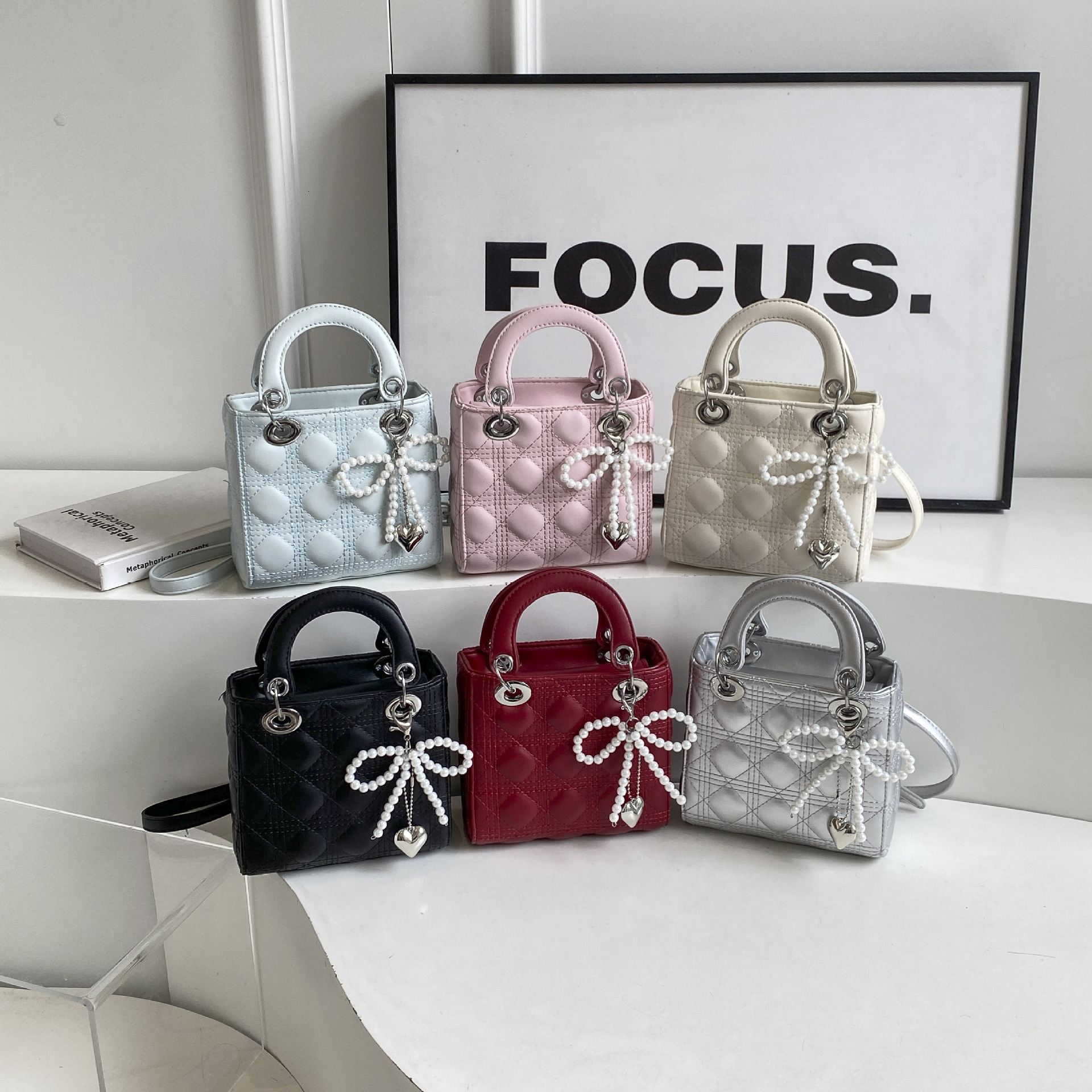 2025S Fashion Designer High End Niche Design New Trendy And Fashionable Diamond Grid Pearl Handbag Single Shoulder Crossbody Daifei Bag