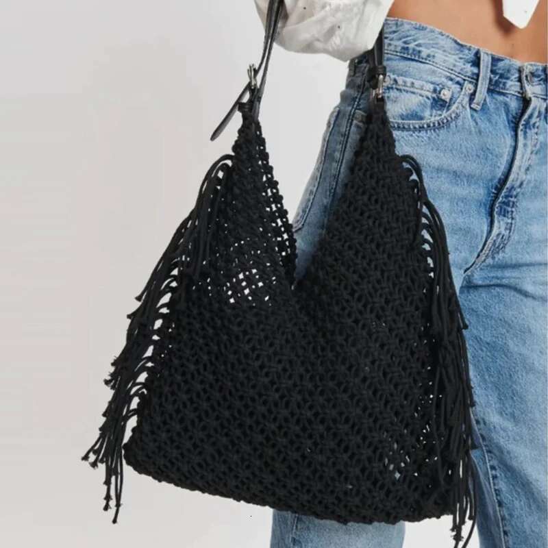 Hollow Out Hobos Bags For Women Designer Handbag Purse 2023 New To Weave Large Capacity Tassel Shoulder Straw Beach Bag
