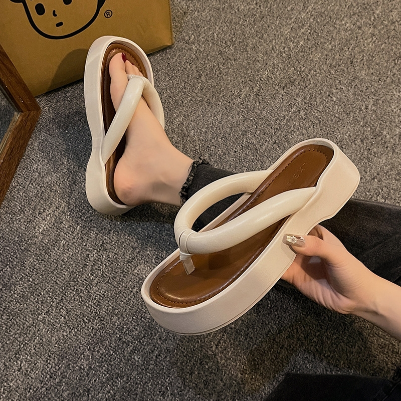 Flip flops sandal Designer Slippers free Shipping thick soled sandals External penetration Women flip flops casual beach shoes
