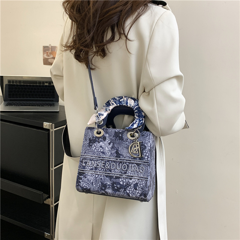 2025S Fashion Designer High Beauty Handheld For Women New Popular Crowd Design Daifei Embroidered One Shoulder Crossbody Bag