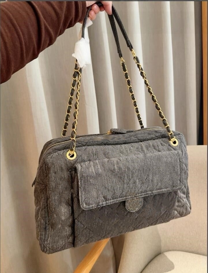 Luxury medium handbag Designer Ladies Shoulder Bag Leather Bowling bag Fashion All-in-one 24a ladies crossbody bag Makeup bag Wholesale Large and medium size