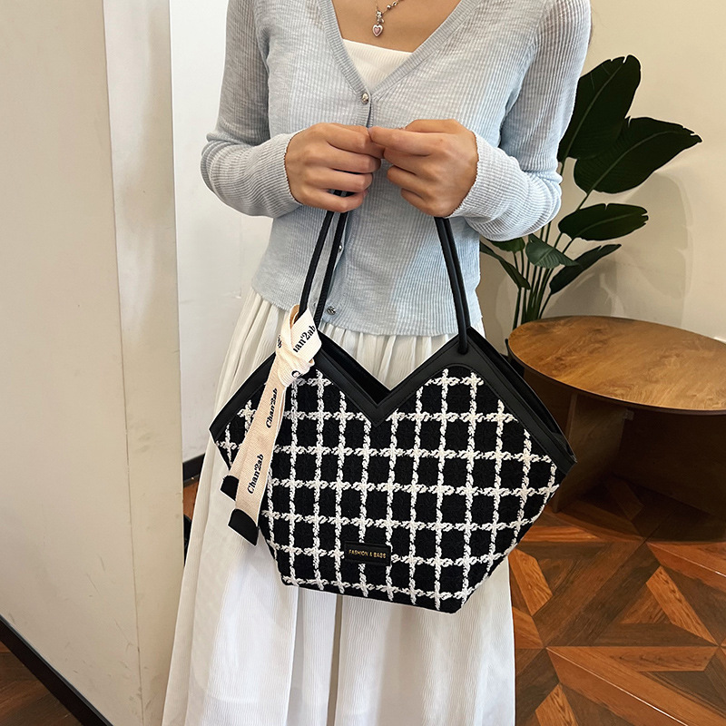 2025S Fashion Designer Large Capacity Casual Summer Texture Beautiful Class Commuting Trendy Fashion Tote Bag